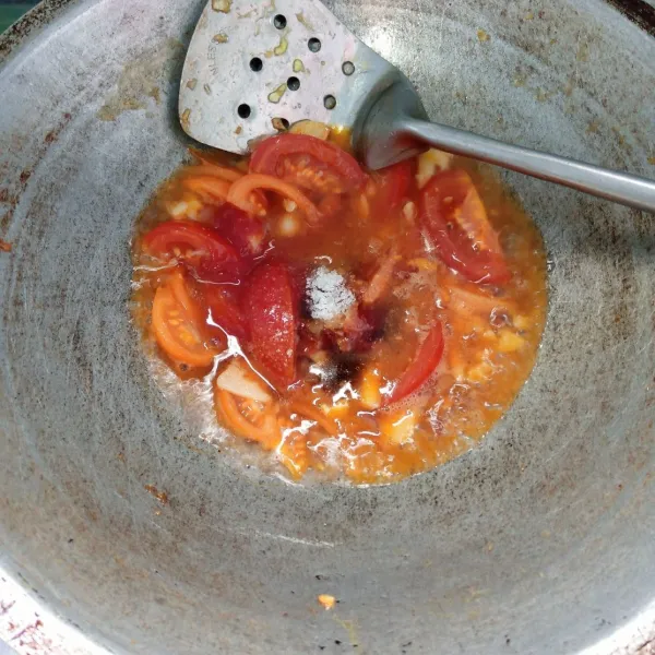 Masukkan tomat, air, dan bumbu lainnya, aduk rata. Masak sampai mendidih.