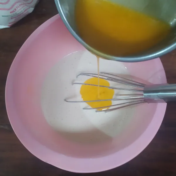 Masukkan margarin cair, lalu aduk rata.