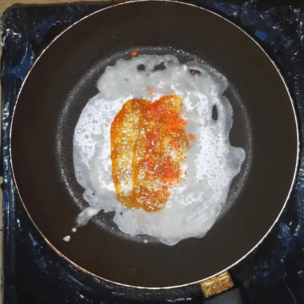Saat permukaan sudah kering, beri saus sambal dan bubuk balado sesuai selera.