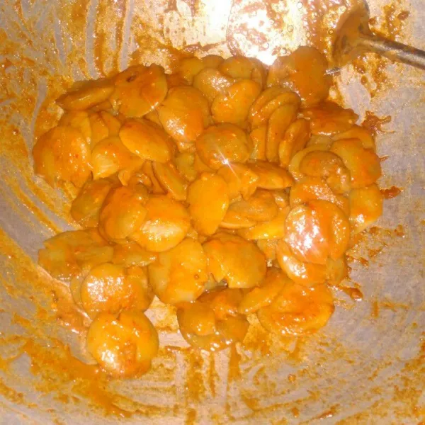 Masak hingga bumbu meresap dan mengental, lalu angkat dan sajikan.