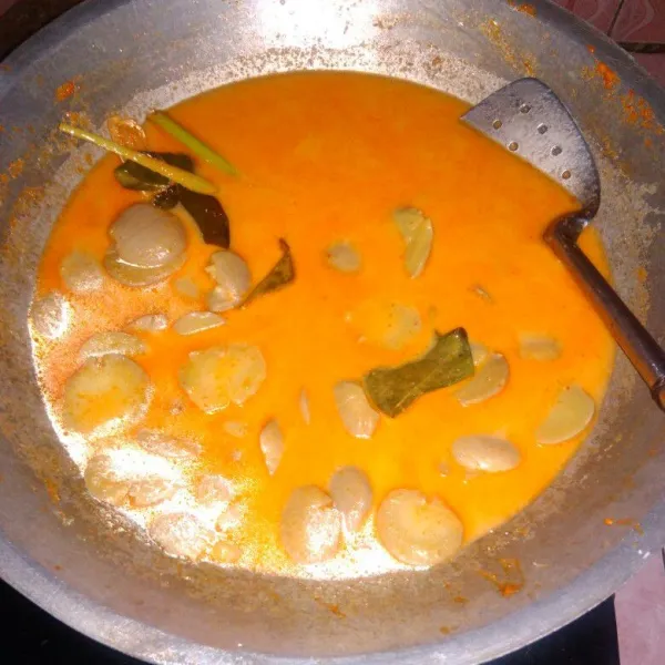 Bumbui dengan garam, kaldu bubuk, lada bubuk, dan gula pasir secukupnya, lalu aduk rata dan cicipi rasanya. Aduk terus supaya santan tidak pecah.