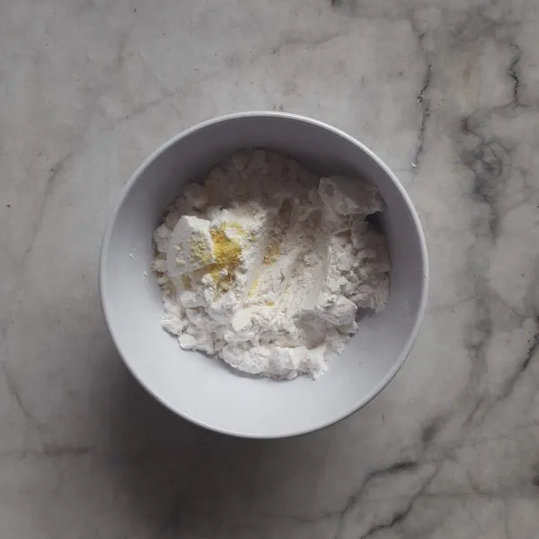 Masukkan garam dan penyedap rasa.