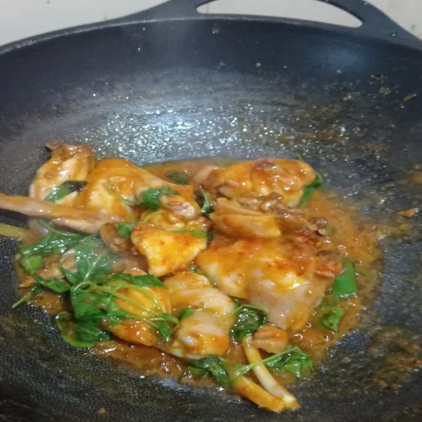 Aduk rata, cukup sampai layu, cek rasa, angkat dan siap disajikan.