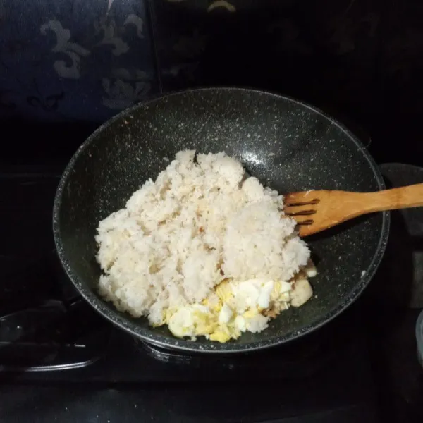 Masukkan nasi dan telur orak-arik, aduk rata.