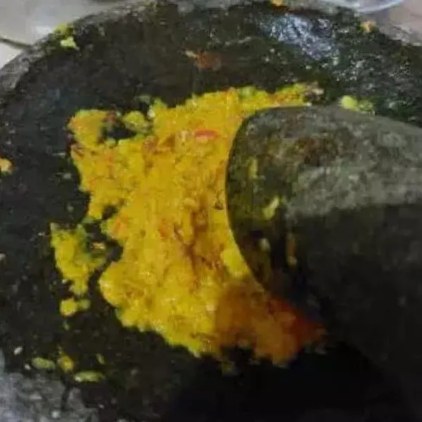 Tumis bumbu halus hingga harum, tambahkan daun salam dan daun jeruk.