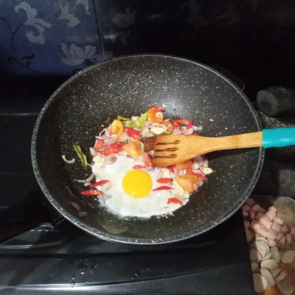 Masukkan telur, lalu masak orak-arik.
