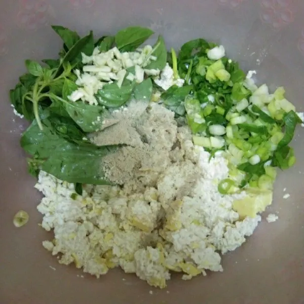 Campur bersama bawang daun, bawang putih, daun kemangi, garam, kaldu jamur, dan merica bubuk, lalu aduk rata.