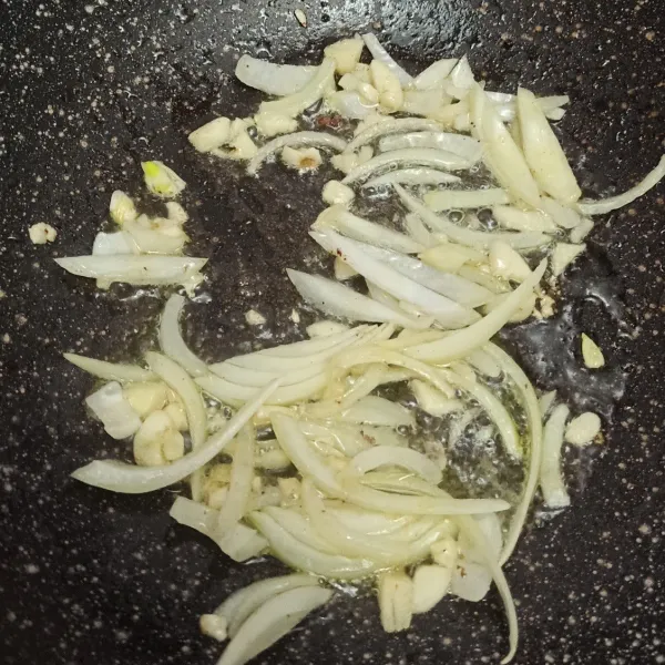 Tumis bawang bombay dan bawang putih sampai harum.