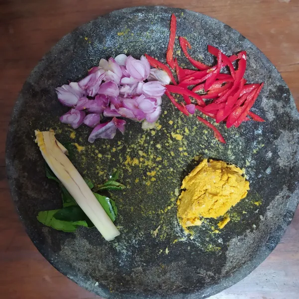 Siapkan bumbu-bumbunya.