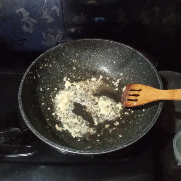 Panaskan lagi 3 sdm minyak, tumis bawang putih hingga harum.