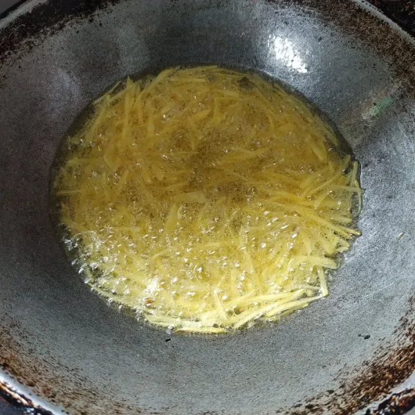 Panaskan minyak goreng lalu masukkan ubi secukupnya goreng hingga kering. Angkat dan tiriskan ubi, lakukan hingga semua selesai.