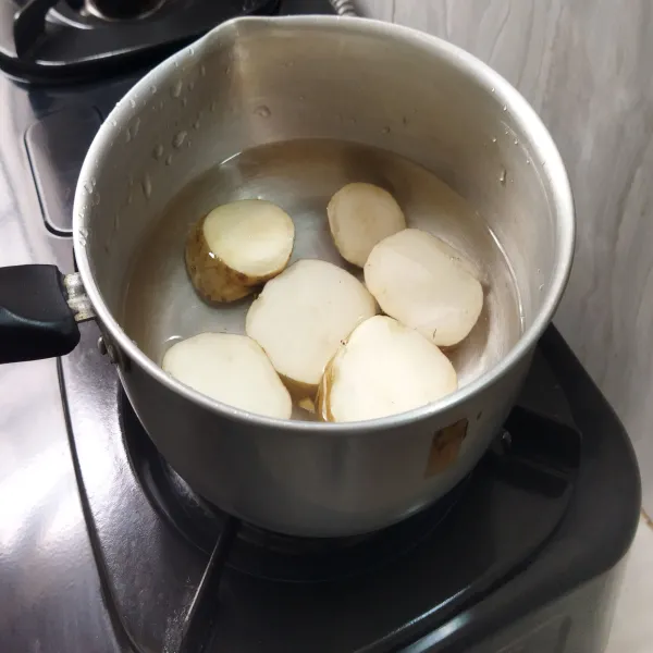 Potong potong ketela lalu rebus hingga matang.