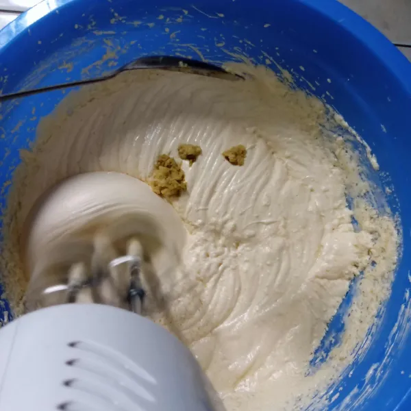 Masukkan parutan kulit lemon. Mixer sampai kental berjejak, lalu matikan mixer.