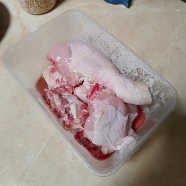 Keluarkan daging ayam dari kulkas, kalau beku biarkan di suhu ruang dulu agar es mencair.