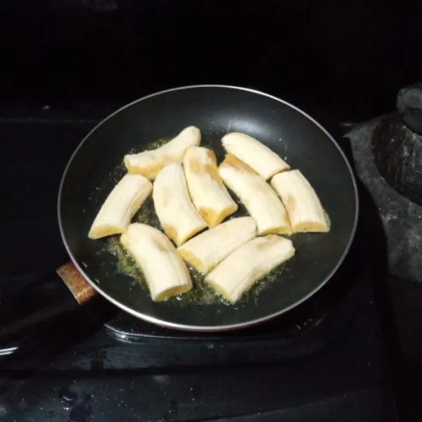 Kupas pisang, belah menajadi 2 bagian memanjang. Kemudian potong-potong dan panggang dengan sedikit butter hingga kecokelatan, lalu sisihkan.