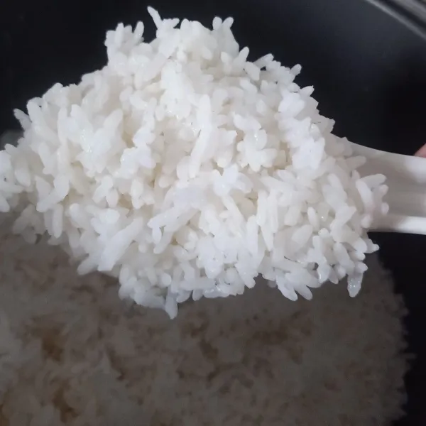 Setelah matang segera aduk-aduk seluruh isi rice cooker.Aduk sambil dikipasi agar uap panasnya sedikit hilang.