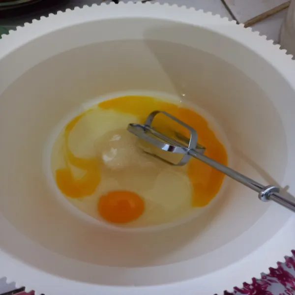 Masukkan gula pasir, telur, sp mixer dengan kecepatan tinggi selama 15 menit.