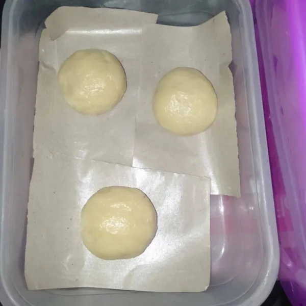 Ambil 30 gr adonan, lalu bulatkan. Masukkan dalam wadah kedap udara. Tutup rapat. Diamkan kembali 15 menit.