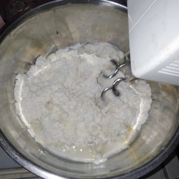 Tuang susu full cream kedalam adonan tepung, lalu mixer dengan kecepatan rendah. Hingga tercampur rata.