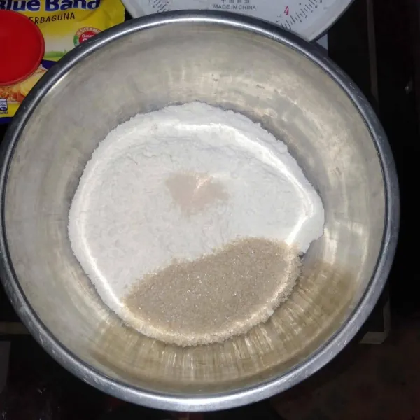 Masukkan semua tepung terigu, gula pasir, ragi instan. Aduk rata. Lalu masukkan garam. Aduk rata kembali.