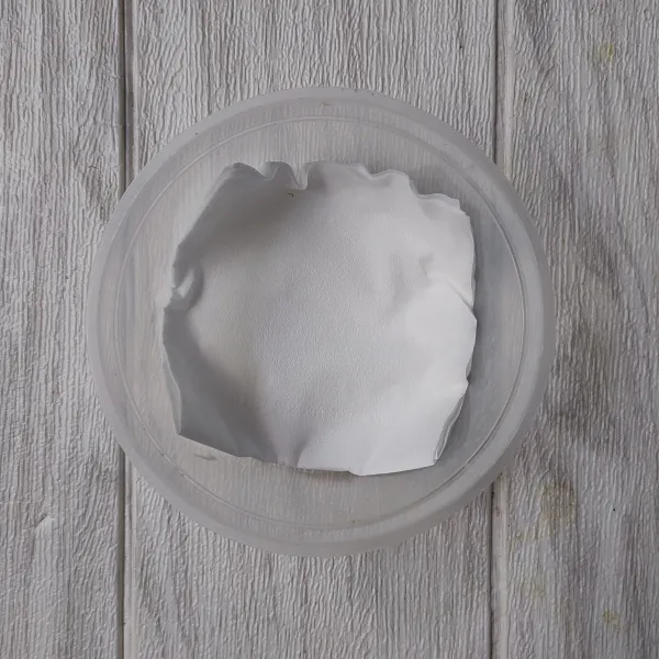 Siapkan wadah, alasi dengan tisu.