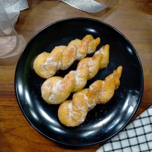Taburi dengan gula halus dan bubuk kayu manis. Sajikan hangat.