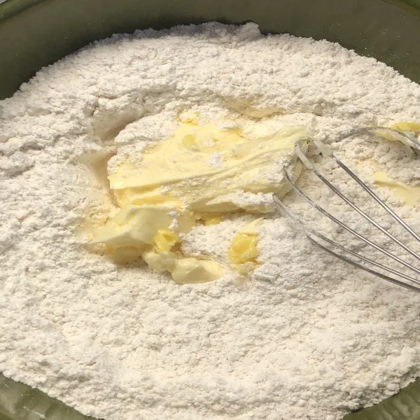 Campurkan tepung, kayu manis bubuk, jahe bubuk, pala bubuk dan cengkih bubuk. aduk rata bersama mentega