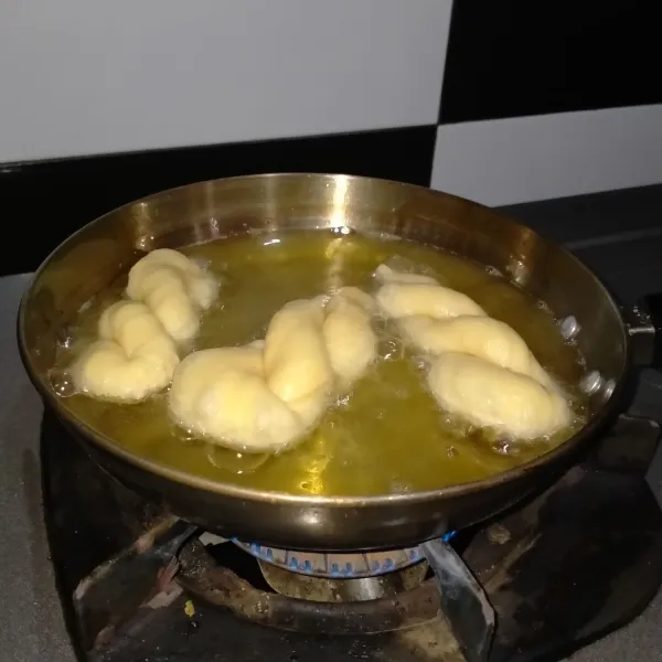 Panaskan banyak minyak goreng. Lalu masukkan adonan donat, masak hingga kecoklatan, (sekali balik saja), masaklah dengan api kecil sekali. Angkat, tiriskan.