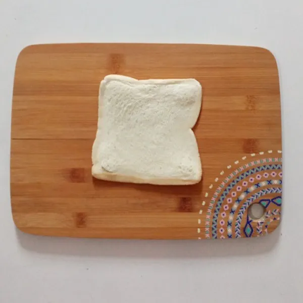 Gilas roti tawar dengan rolling pin hingga pipih.