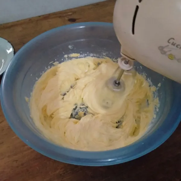 Kocok margarin dan gula halus selama 40 detik, lalu masukkan kuning telur dan kocok rata.