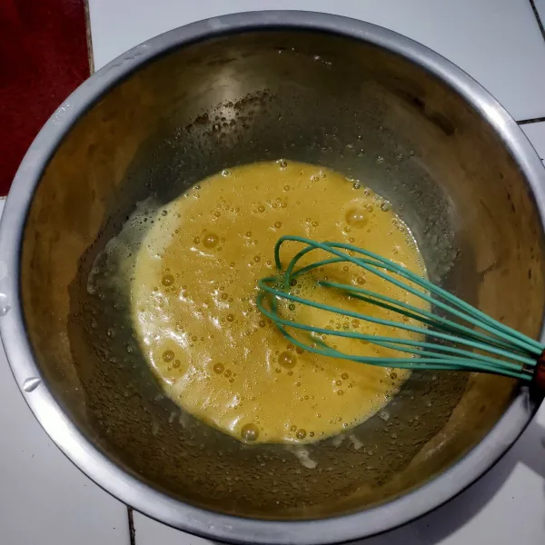 Pecahkan 2 butir telur lalu masukkan gula pasir, aduk dengan wishk hingga gula larut dan tercampur rata.