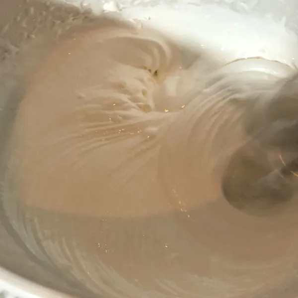 Mixer putih telur hingga berbuih, lalu masukkan air jeruk nipis dan masukkan gula secara bertahap. Mixer hingga kental  dan agak padat
