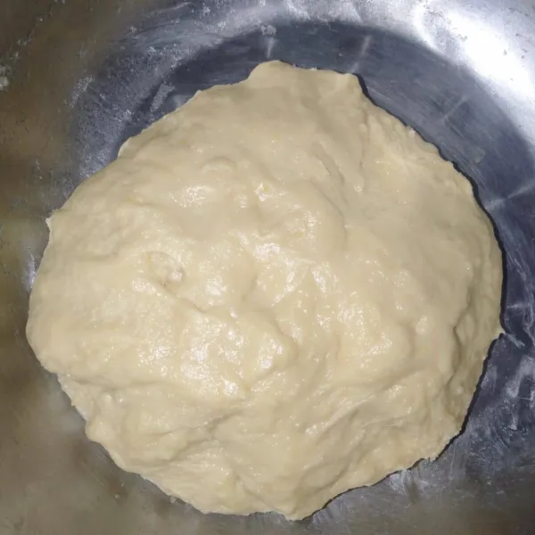 Tambahkan margarin leleh, lalu mixer kembali. Sebentar saja. Lalu diamkan selama 1 jam. Hingga adonan mengembang 2x lipat. (Tutup dengan kain bersih).