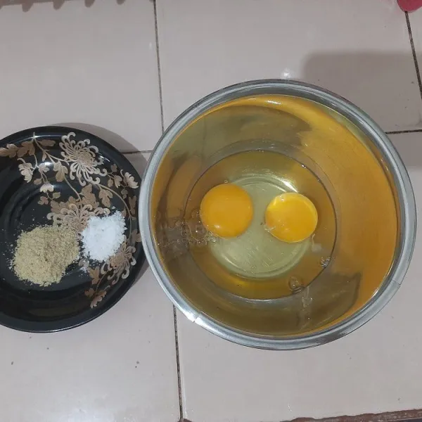 Siapkan telur, penyedap dan garam.