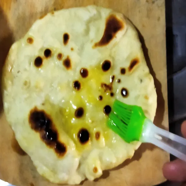 Olesi permukaan naan bread dengan bahan olesan. Dan naan bread siap dihidangkan hangat. Selamat mencoba.