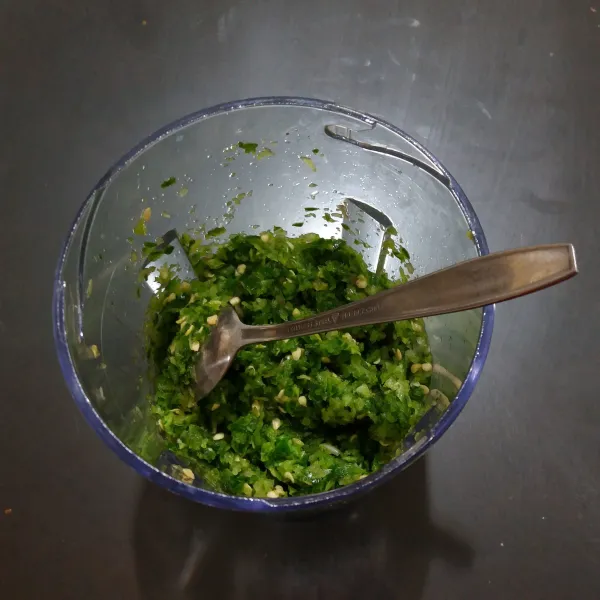 Cuci bersih cabe hijau, bawang merah, & tomat hijau, masukkan ke dalam blender, tuang 60 ml minyak bawang, proses hingga tingkat kehalusan yang diinginkan, sisihkan