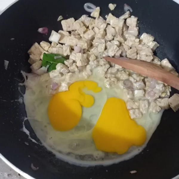 Masukkan tempe, oseng sebentar. Lalu masukkan telur buat orak-arik.