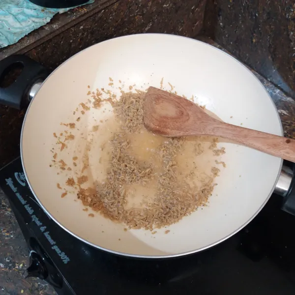 Rendam teri nasi dalam sedikit air, tiriskan; panaskan 40 ml minyak bawang, masukkan teri nasi, aduk-aduk sebentar