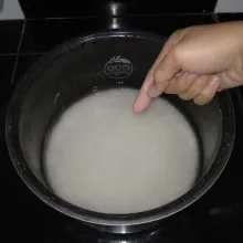 Beri air yang cukup. Pastikan jangan terlalu sedikit agar tidak pera dan tidak terlalu banyak air agar tidak benyek. (Gunakan ilmu 1 ruas jari).