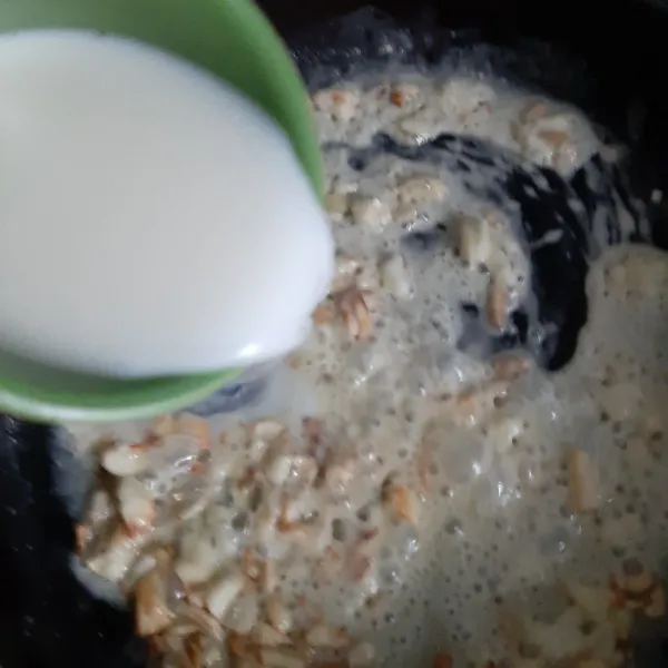 Tuang susu cair asuk sampai tepung mencair.