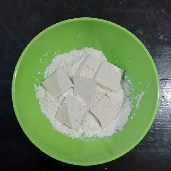 Gulingkan tofu pada tepung.