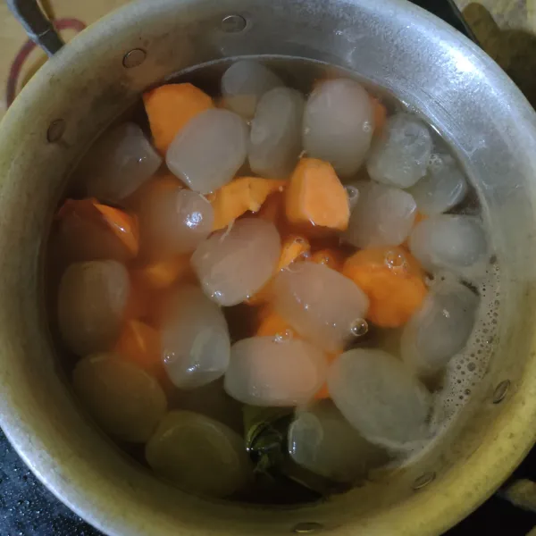 Masukkan ubi orange, masak hingga ubi matang.