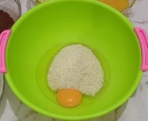 Di wadah campur telur dan gula pasir