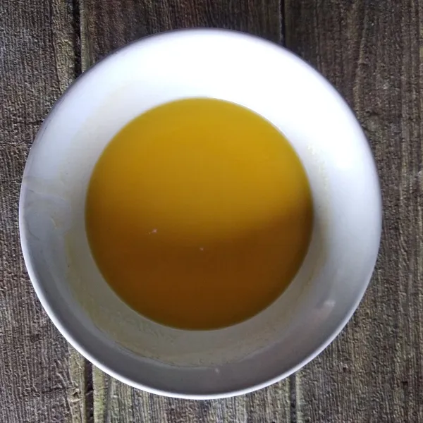 Cairkan margarin dengan cara didihkan air dan letakkan margarin dalam wadah dan tim hingga mencair.