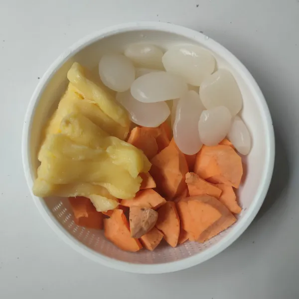 Siapkan kolang-kaling, ubi orange, dan tape singkong.