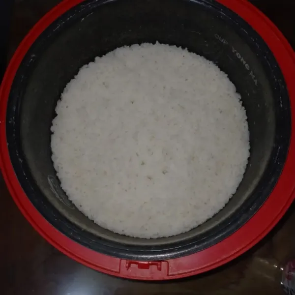 Setelah matang segera aduk-aduk seluruh isi rice cooker. Aduk sambil di kipasi agar uap panas nya hilang. Sajikan.