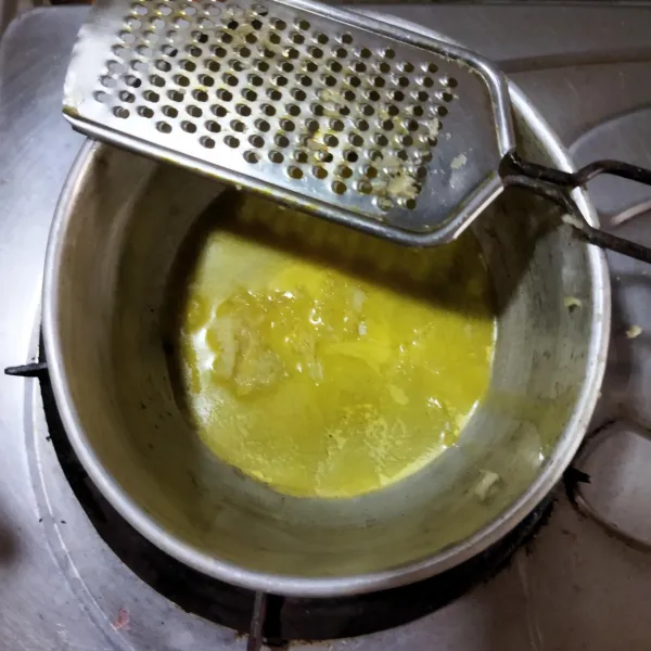 Buat olesannya dengan mencampurkan mentega cair, bawang putih aduk rata.