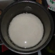 Cuci hingga air bilasan terakhir masih berwarna keputihan. Jangan sampai terlalu bening.
