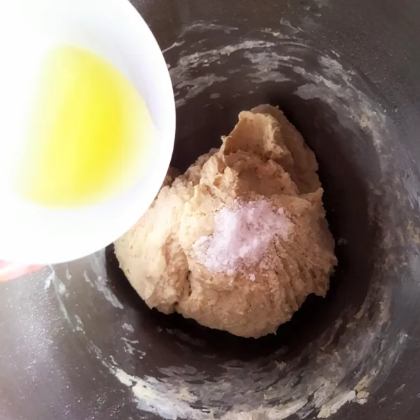 Lalu tambahkan garam dan minyak dan uleni hingga kalis tapi tidak perlu elastis.