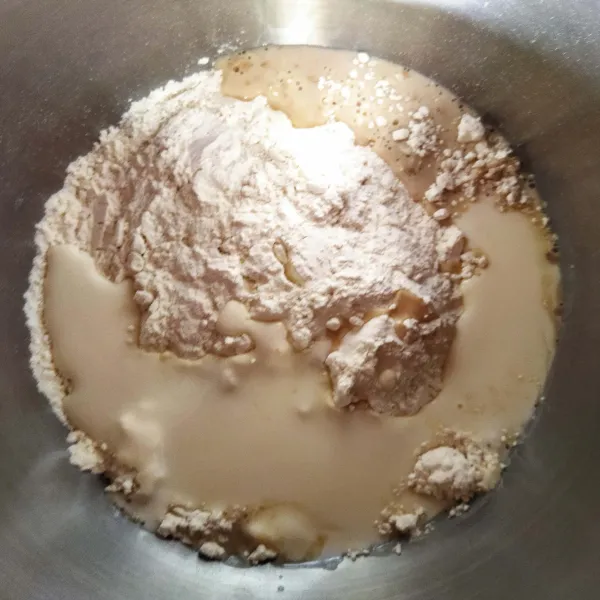Campurkan terigu dan larutan ragi. Tambahkan juga yogurt sedikit demi sedikit sampai bisa diuleni, disesuaikan dgn kelembaban tepung ya jgn lembek atau keras.